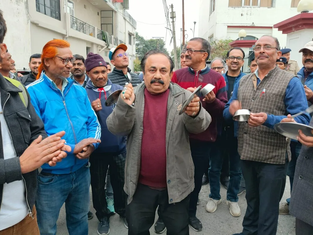 निगम कर्मचारियों ने विधायक निवास के गेट पर बजाई थाली