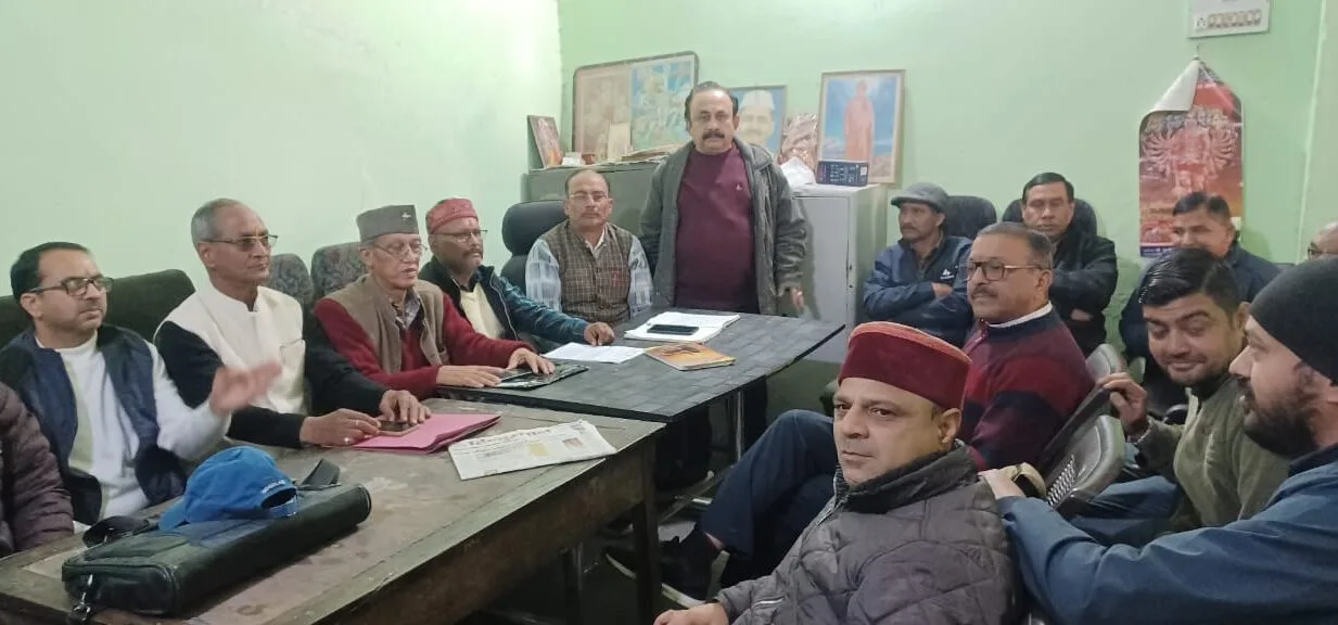 विधायक निवास के गेट पर थाली बजाएंगे कर्मचारी