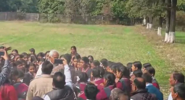 श्री गुरु राम राय इण्टर काॅलेज भोगपुर के एलुम्नाई और स्थानीय लोगों का पूर्व DGP के खिलाफ प्रदर्शन