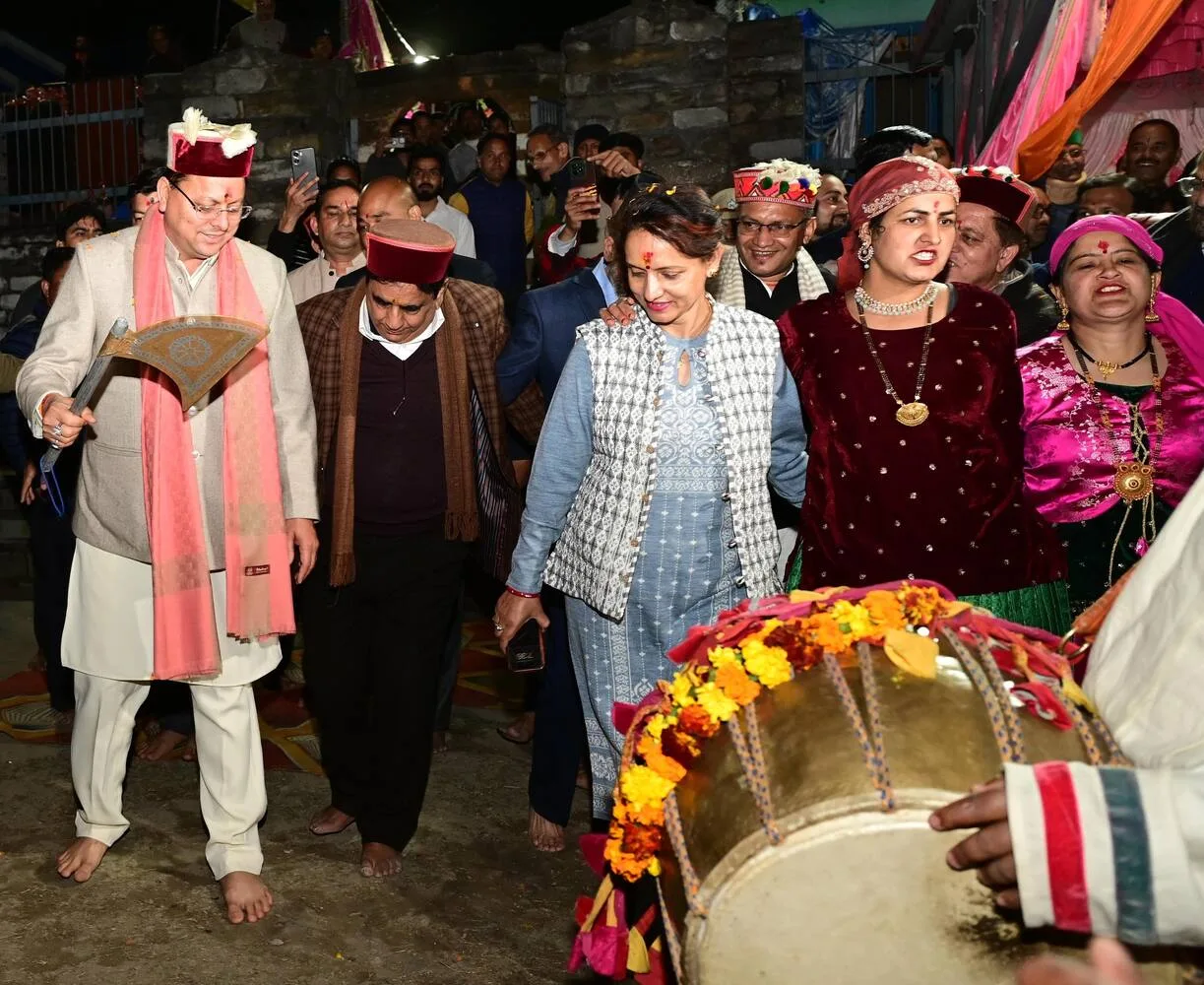 हनोल में जौनसारी गीतों पर नाचे मुख्यमंत्री धामी