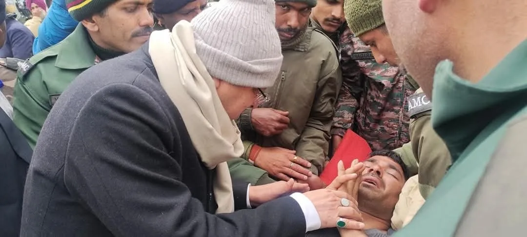 मुख्यमंत्री ने माणा पास स्थित घटना स्थल का किया हवाई निरीक्षण