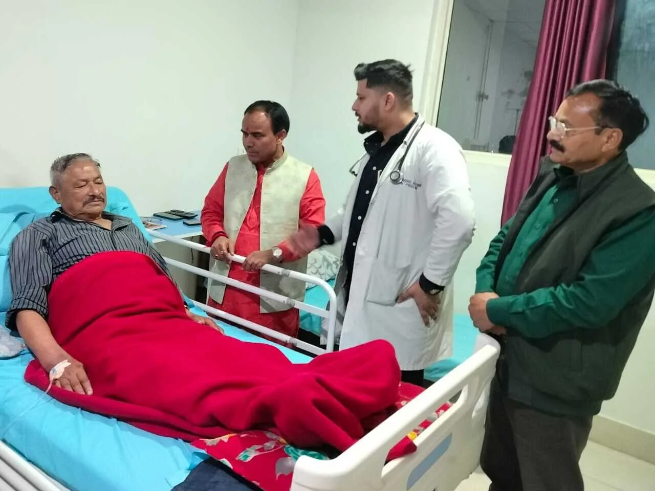 स्वास्थ्य मंत्री ने श्री महंत इंदिरेश अस्पताल में जाना मरीजों का हाल