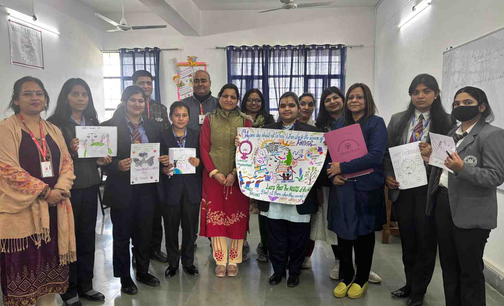 महिला सशक्तिकरण पर पोस्टर प्रतियोगिता में छात्रों ने बढ़-चढ़कर लिया हिस्सा