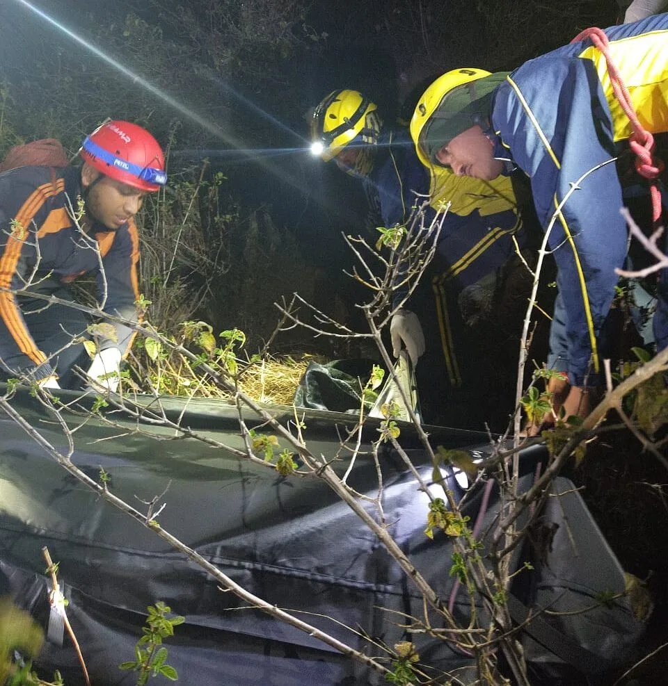 दुःखदः स्कूटी खाई में गिरी, तीन युवकों की मौत