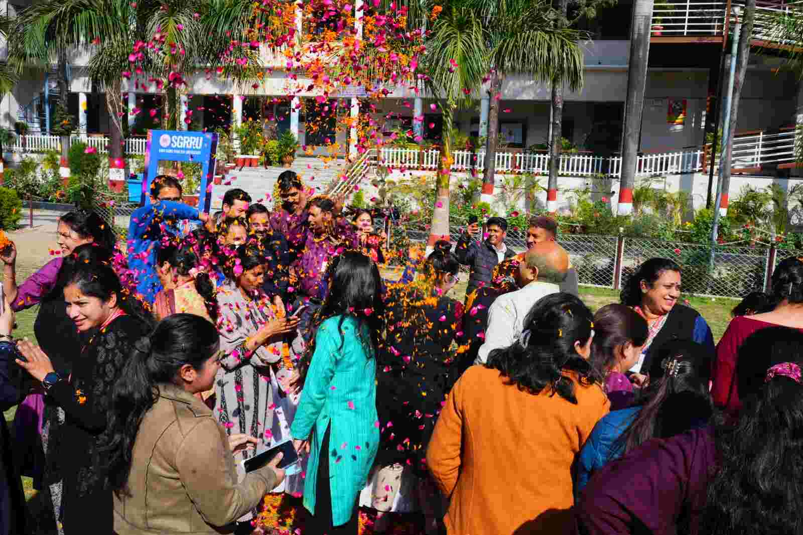 SGRRU में होली मिलन समारोह में उड़ा रंग गुलाल