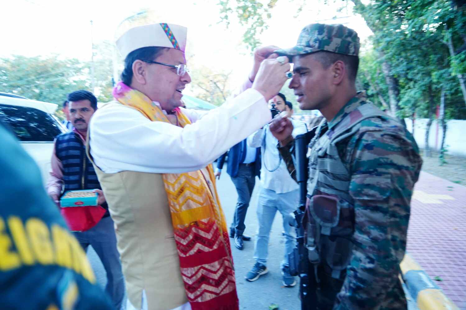 काफिला रोक सेना के जवानों के बीच पहुंचे मुख्यमंत्री धामी