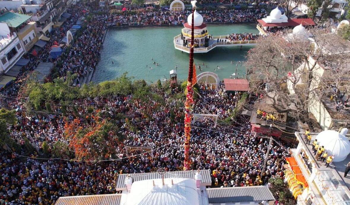 श्री झण्डे जी पर नतमस्तक होकर लाखों श्रद्धालुओं ने झुकाए शीश