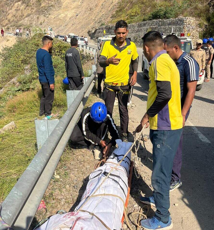 टिहरी में कार खाई में गिरी, कार सवार की मौत