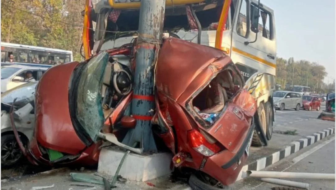 लच्छीवाला टोल प्लाजा पर डंपर की टक्कर से दो लोगों की मौत