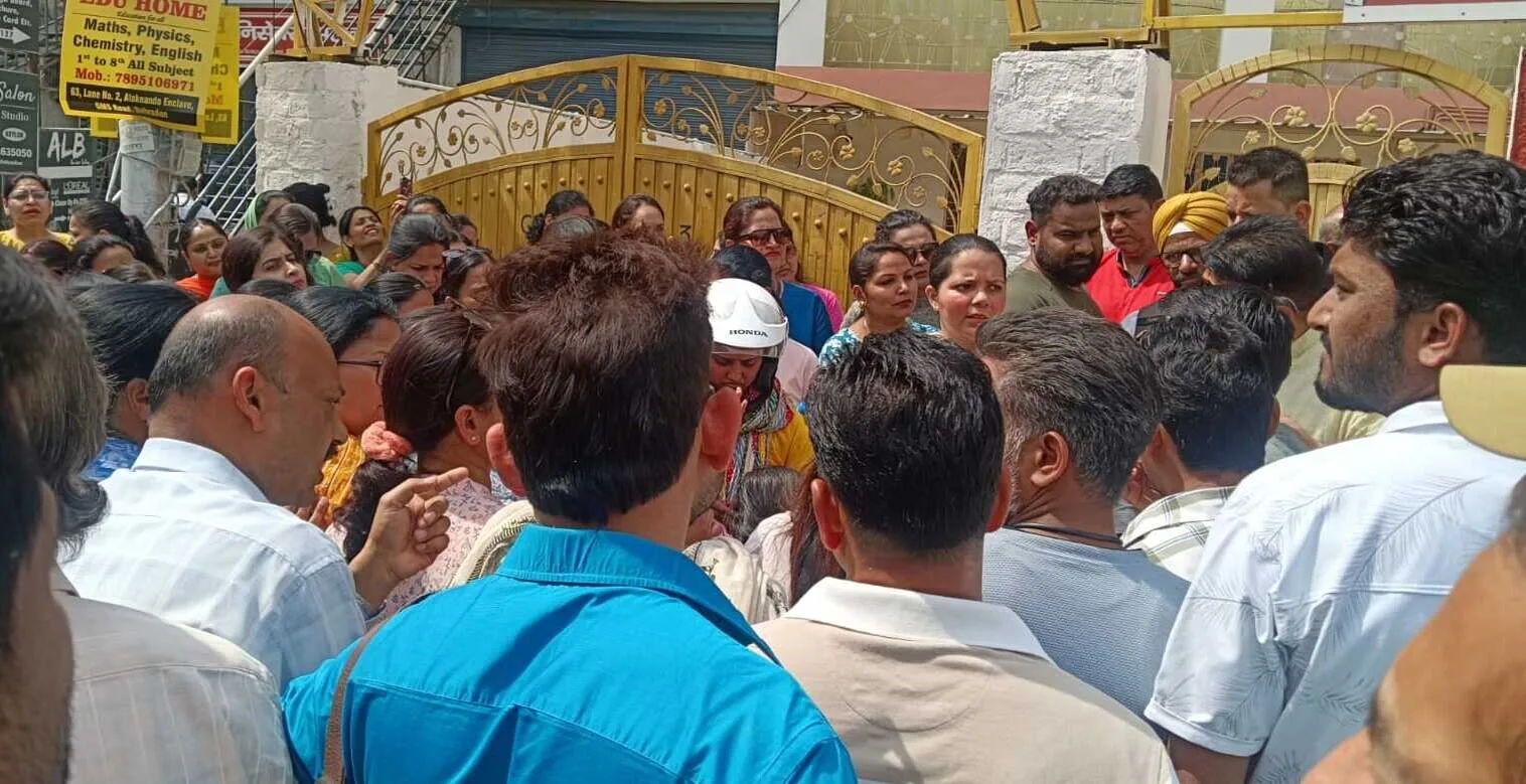 निजी स्कूलों के रवैए के खिलाफ फिर उठी आवाज