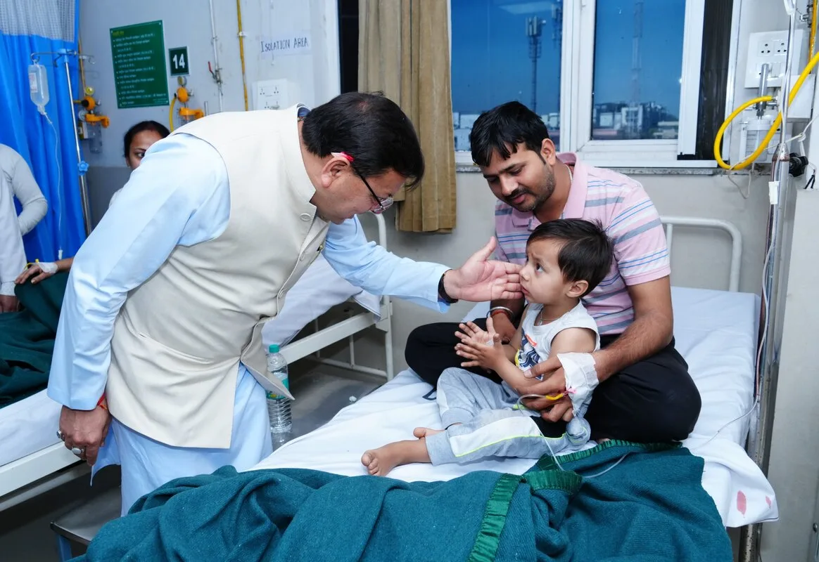 मुख्यमंत्री धामी ने कोरोनेशन अस्पताल पहुंचकर फूड प्वाइजनिंग से बीमार लोगों को हाल-चाल जाना