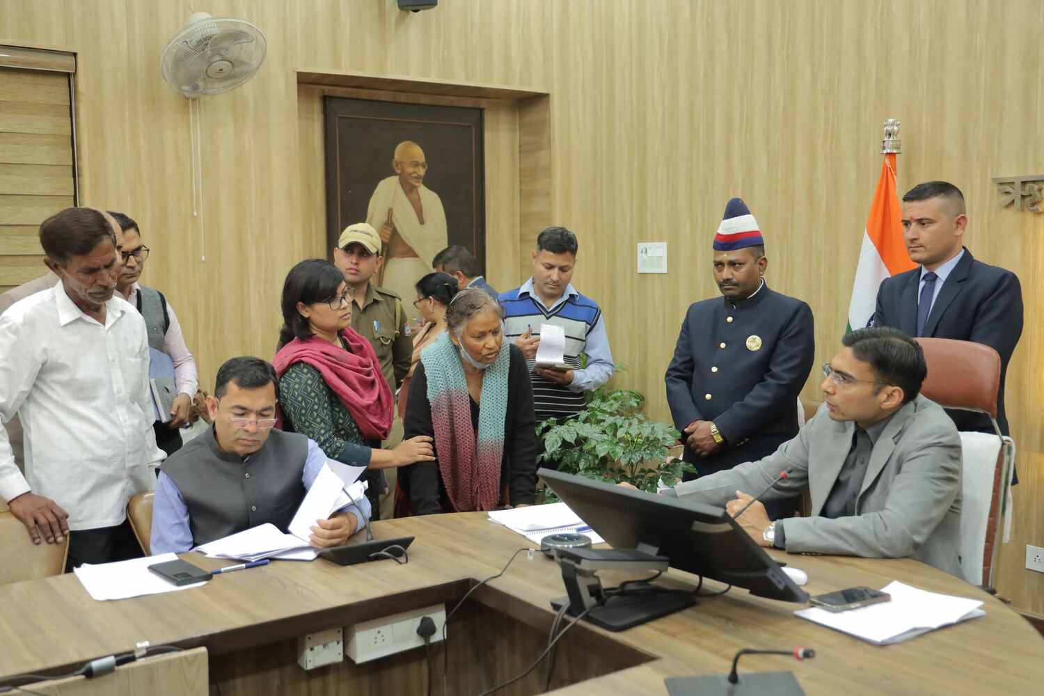 जनता दरबारः डीएम ने दो बच्चियों की विधवा मां को आन द स्पॉट दी नौकरी