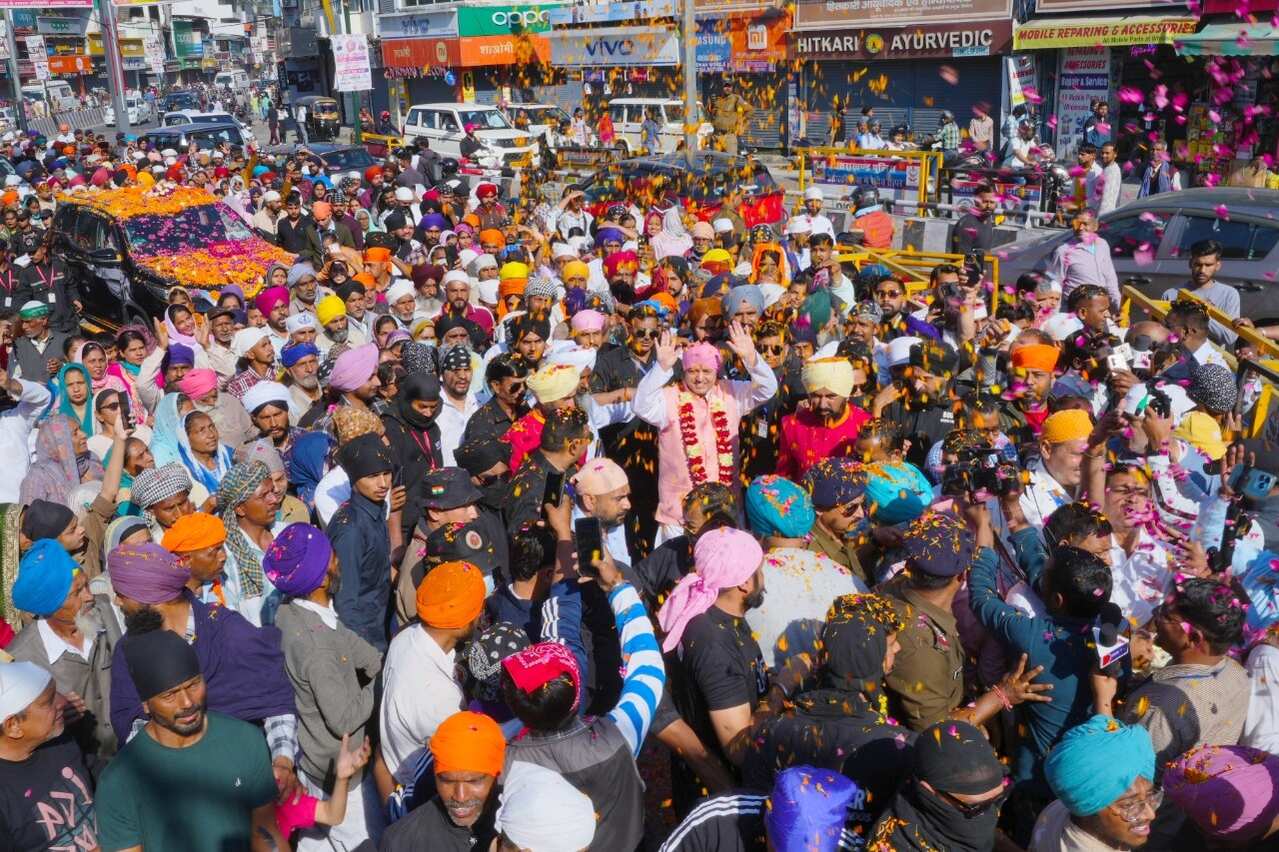 पुष्प वर्षा के साथ नगर परिक्रमा में गूंजे श्री गुरु राम राय जी महाराज के जयकारे