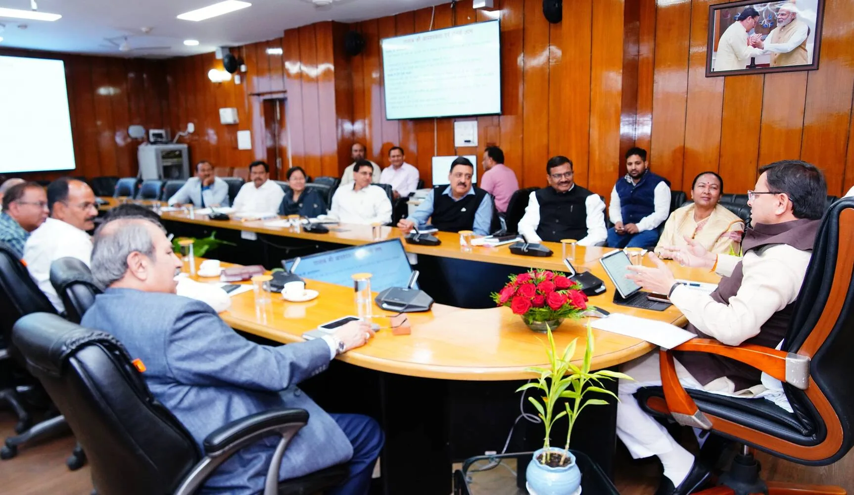 प्राकृतिक जल स्रोतों के संरक्षण और संवर्द्धन के लिए सीएम धामी ने दिए निर्देश