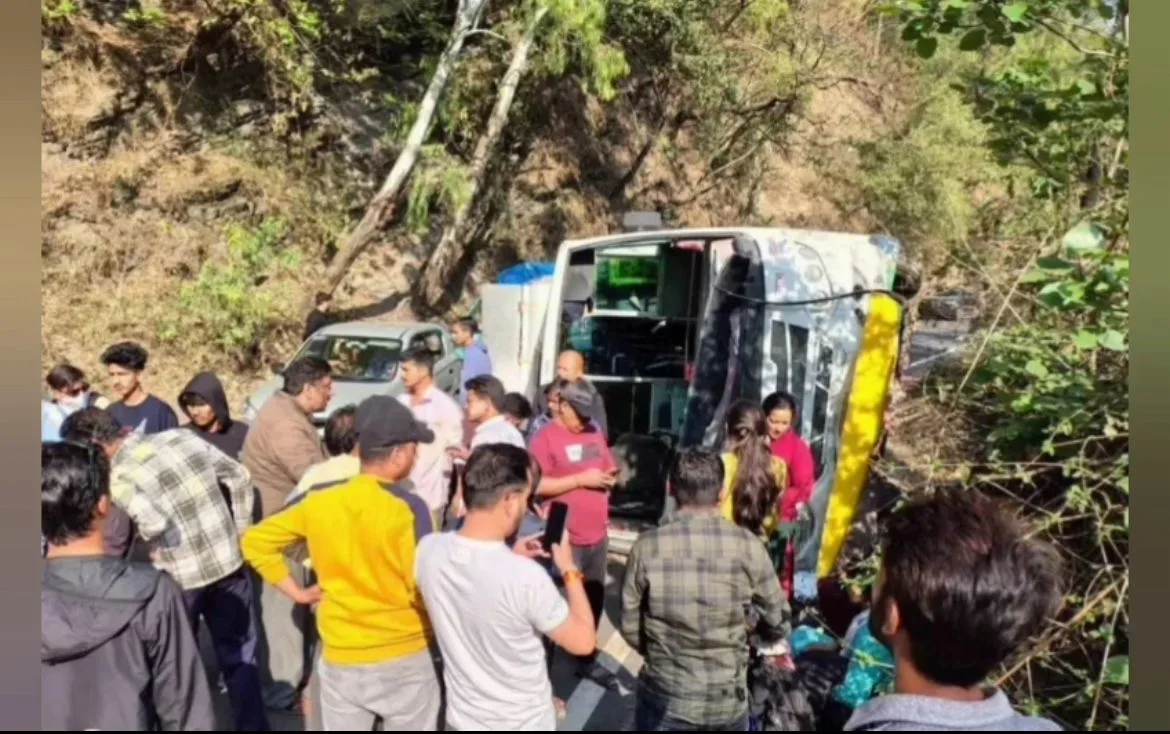 ब्रेक फेल होने से हल्द्वानी आ रही बससड़क पर पलटी