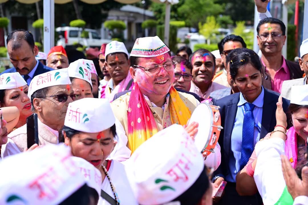 मुख्यमंत्री आवास में अबीर-गुलाल संग और निखरे लोक संस्कृति के रंग