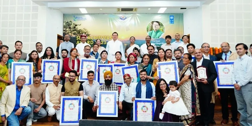 मुख्यमंत्री ने तीन लोगों, नौ संस्थानों और चार औद्योगिक प्रतिष्ठानों को SDG अचीवर्स अवॉर्ड से किया सम्मानित