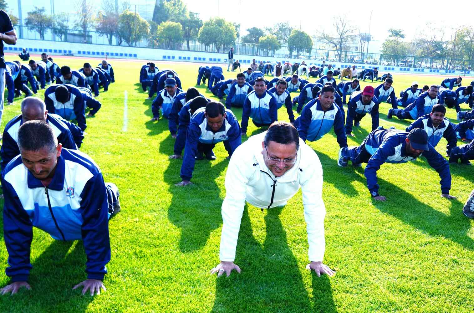 युवाओं के बीच पहुंच मुख्यमंत्री ने लगाए पुश-अप्स