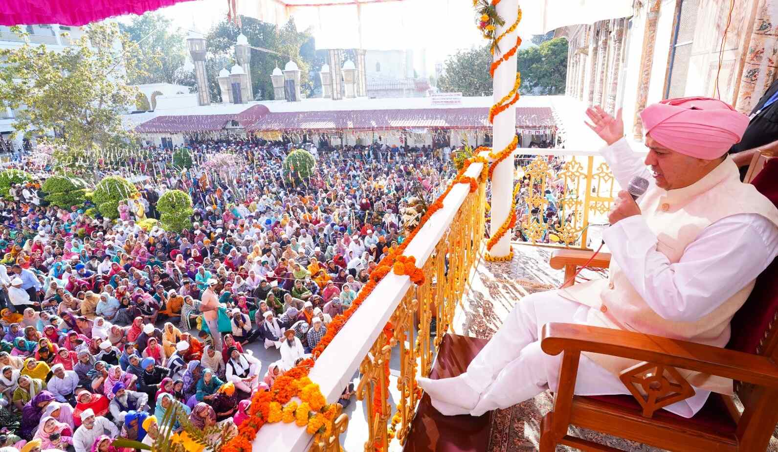 श्री दरबार साहिब और श्री झण्डा साहिब में चला दर्शनों व मनौतियों का क्रम