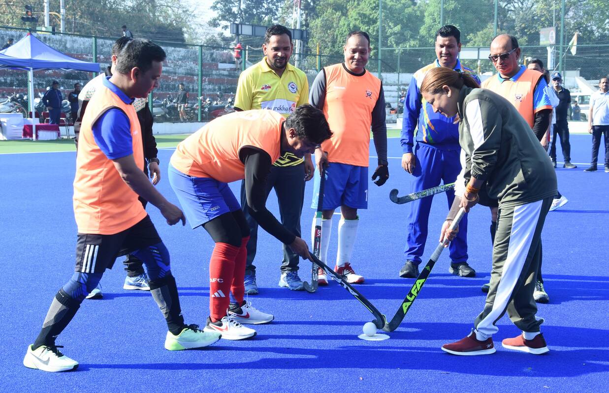 अंतरराष्ट्रीय खेल दिवस पर मंत्री रेखा आर्या ने खिलाड़ियों संग खेला हॉकी मैच