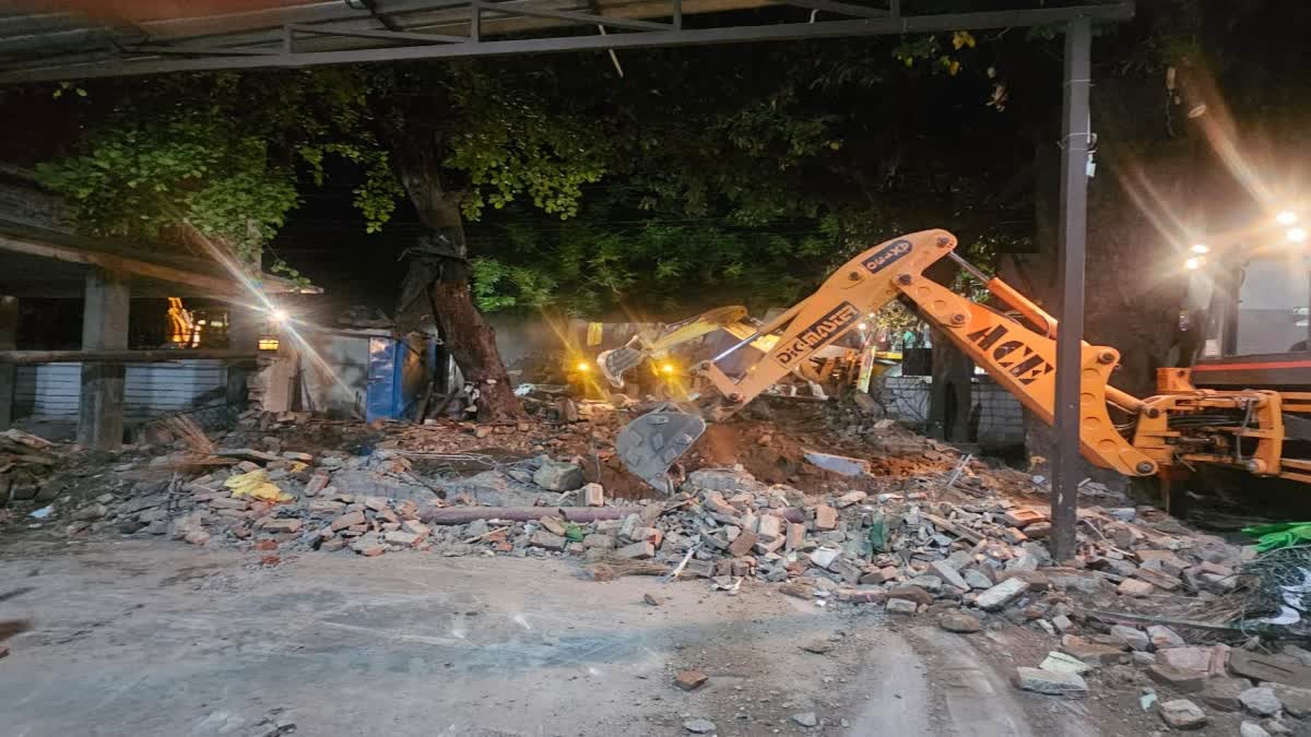 दून अस्पताल में बनी अवैध मजार ध्वस्त