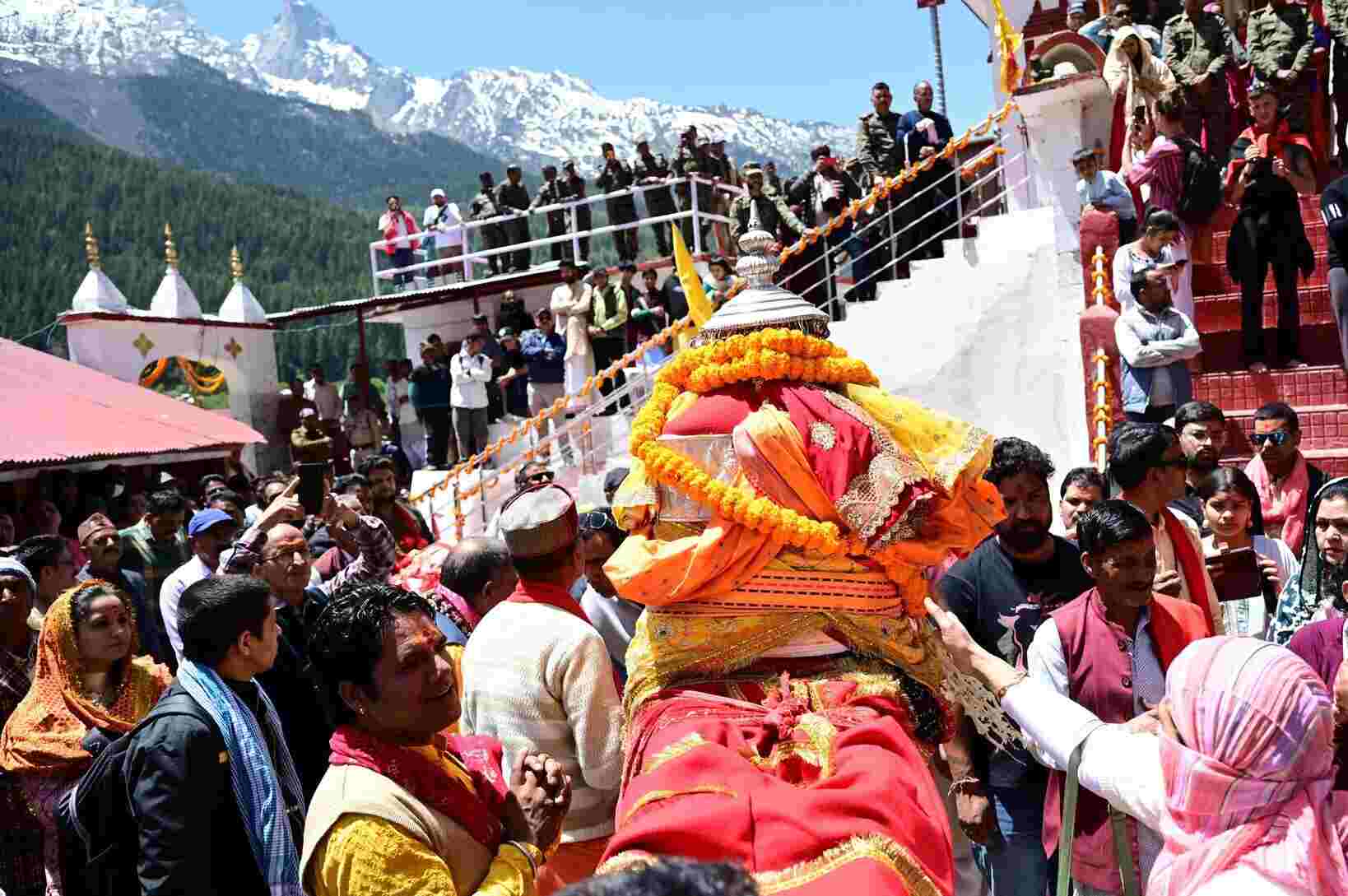 मां गंगा की उत्सव डोली मुखबा से गंगोत्री रवाना, कल खुलेंगे धाम के कपाट