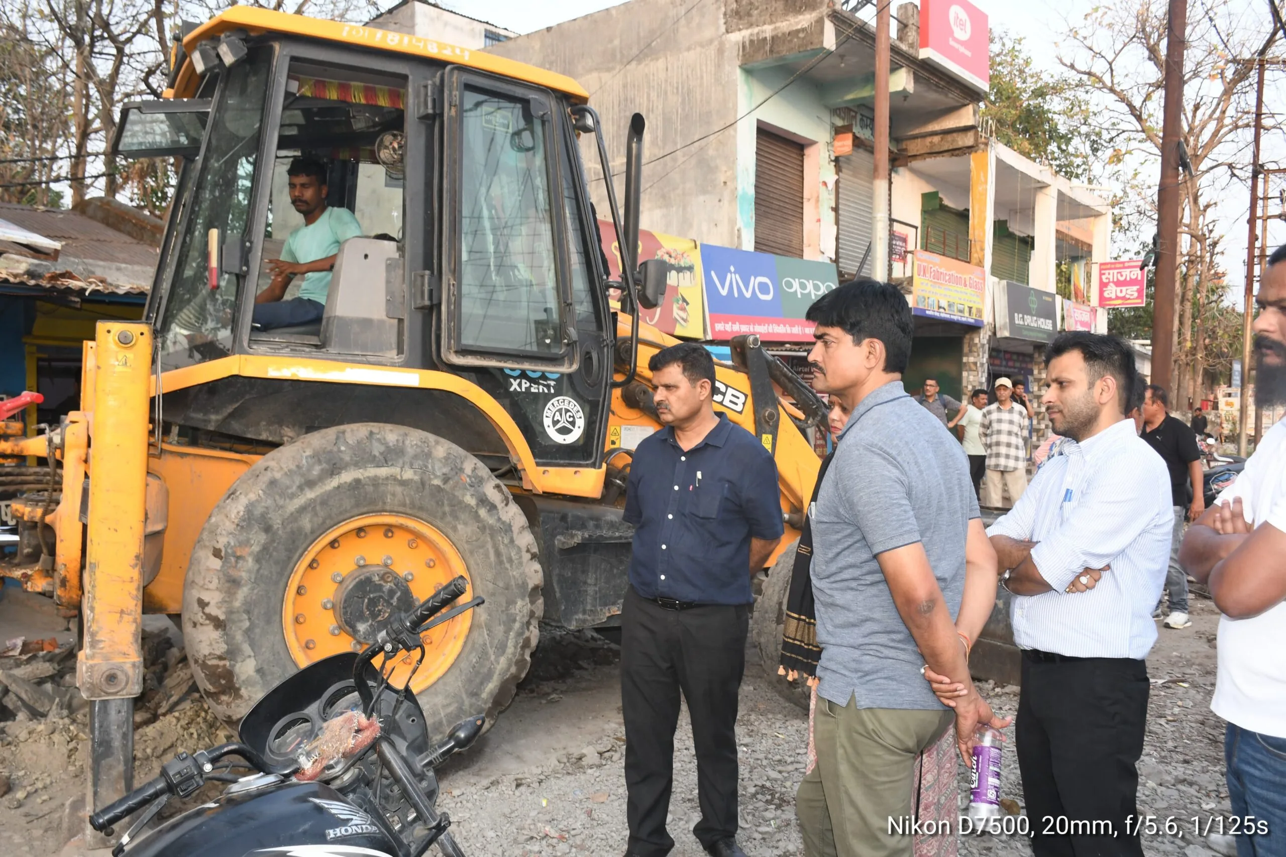 अतिक्रमण पर चला प्रशासन का डंडा, जेसीबी से हटाए गए अवैध निर्माण