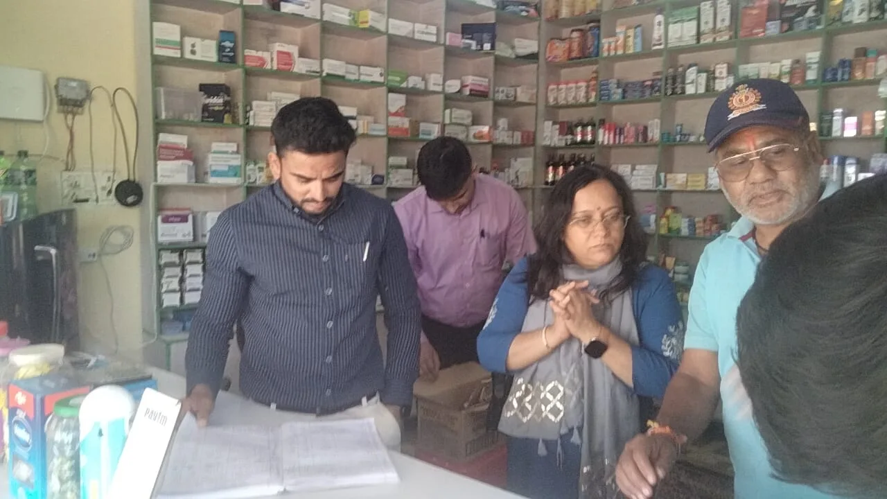 अवैध क्लीनिक और मेडिकल स्टोरों पर छापा, एक क्लीनिक सील, कई दुकानों को नोटिस