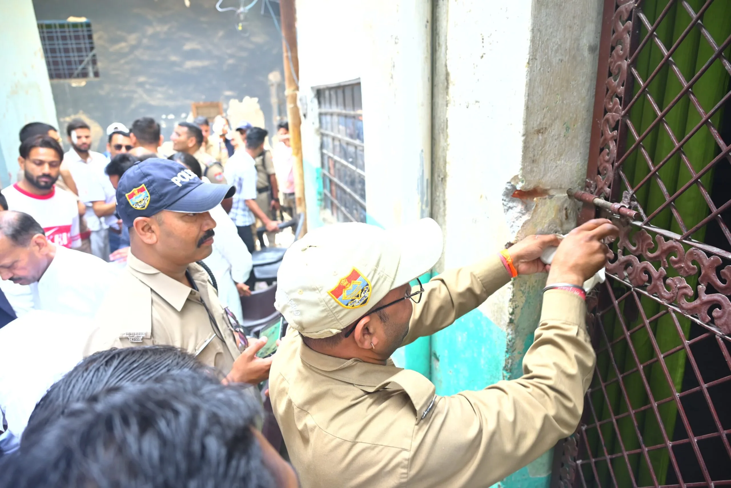 अवैध मदरसों पर प्रशासन की सख्ती जारी, दूसरे दिन 4 और मदरसे किए गए सील