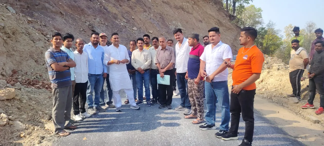 क्षतिग्रस्त मोटर मार्ग का हुआ डामरीकरण, विधायक कैड़ा ने किया कार्य का निरीक्षण