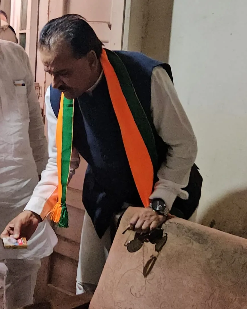 गेस्ट हाउस में शराब की खाली बोतलें देख भड़के सांसद अजय भट्ट, कमिश्नर को मौके से किया फोन