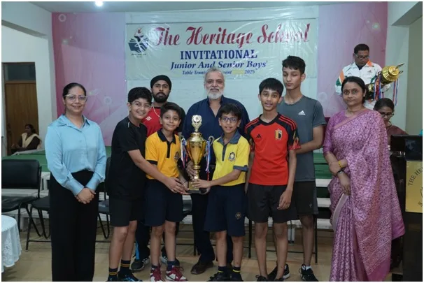 जूनियर और सीनियर टीम स्पर्धा में द ओएसिस स्कूल का ट्राफी पर कब्जा