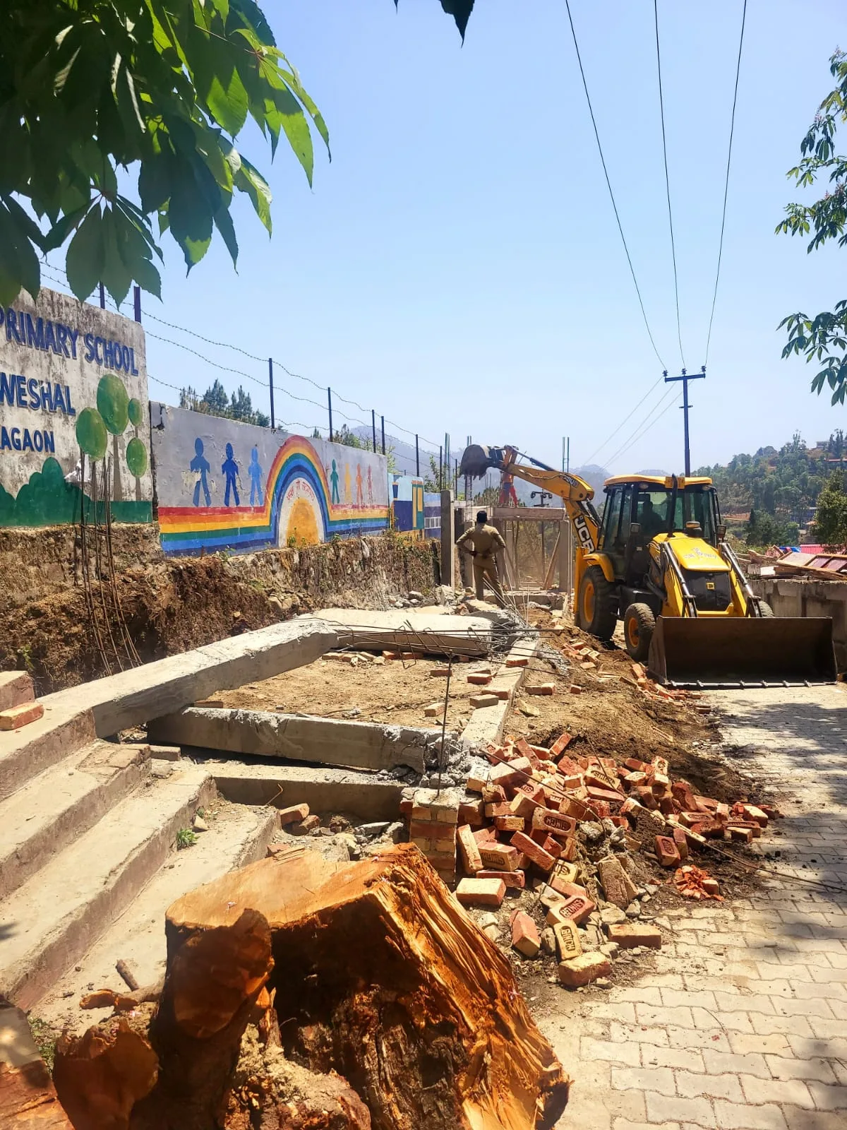 डोब ल्वेशाल में प्राधिकरण का चला बुल्डोजर