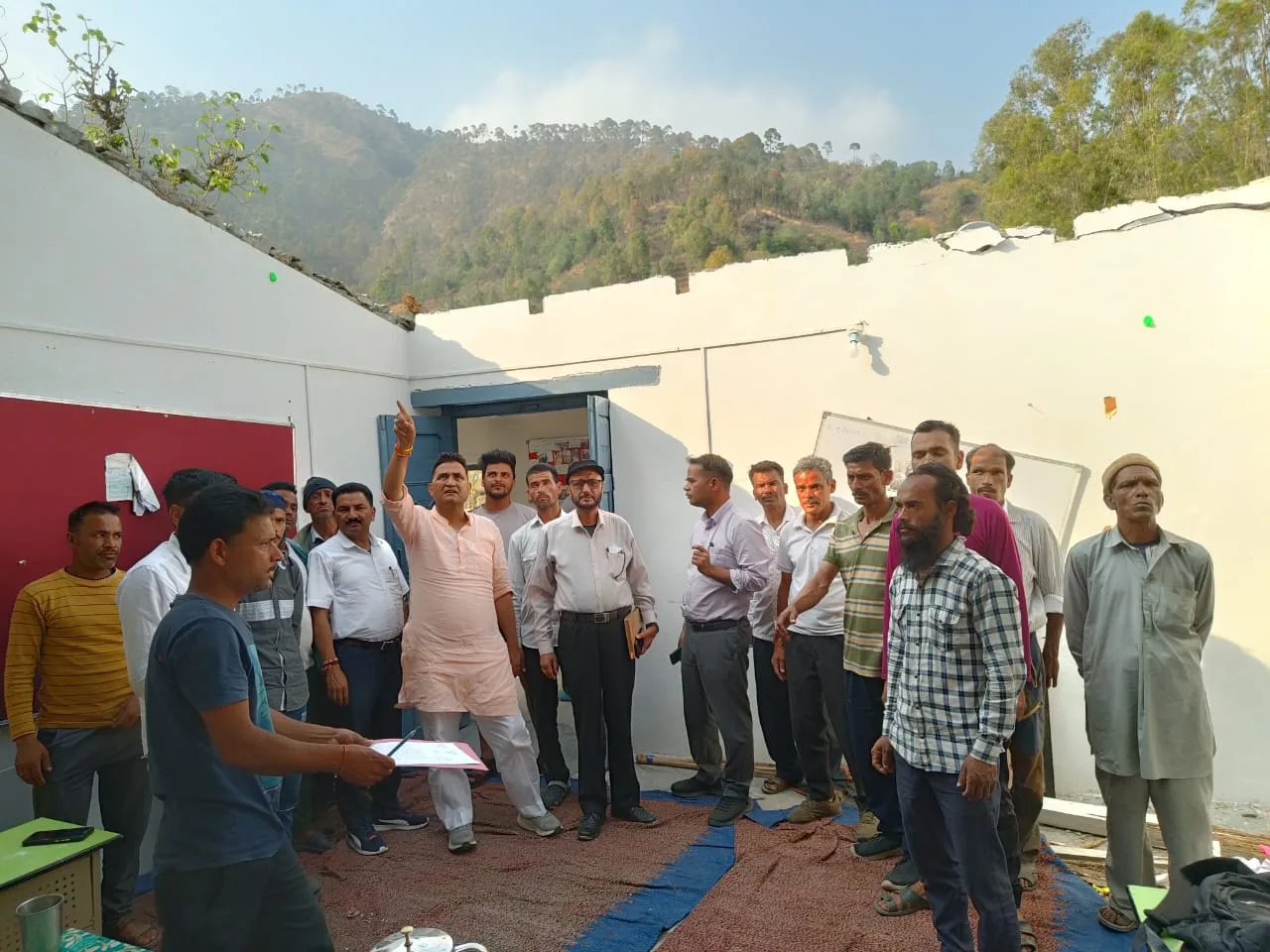 तूफान में उड़ गई विद्यालय की छत, विधायक कैड़ा ने किया निरीक्षण