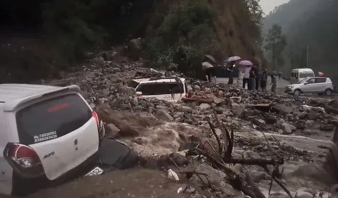 थराली में बारिश ने मचाई तबाही, कई वाहन मलबे में दबे