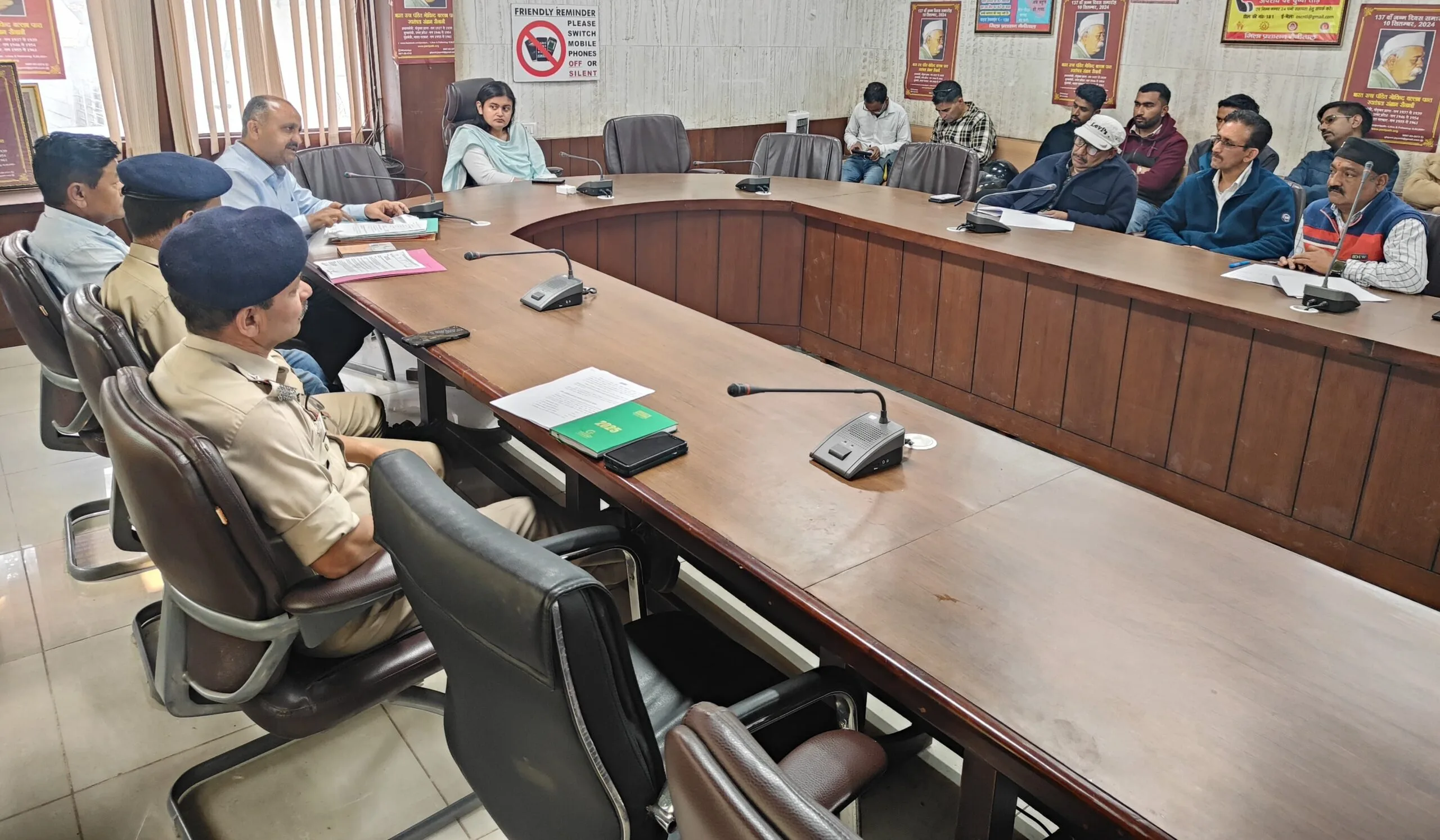 पर्यटन सीजन को लेकर प्रशासन अलर्ट, टैक्सी चालकों को सख्त निर्देश