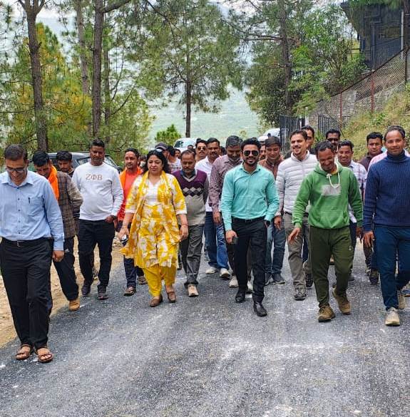 प्राइमर कोट की गुणवत्ता पर उठे सवाल, एसडीएम ने किया सड़क निर्माण कार्य का निरीक्षण