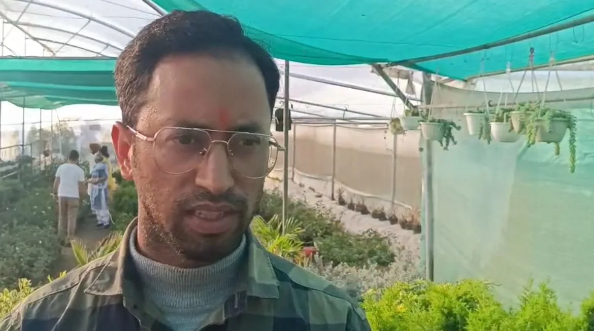 प्राइवेट स्कूल की नौकरी छोड़ फूलों के व्यवसाय से खड़ा किया स्वरोजगार का मॉडल