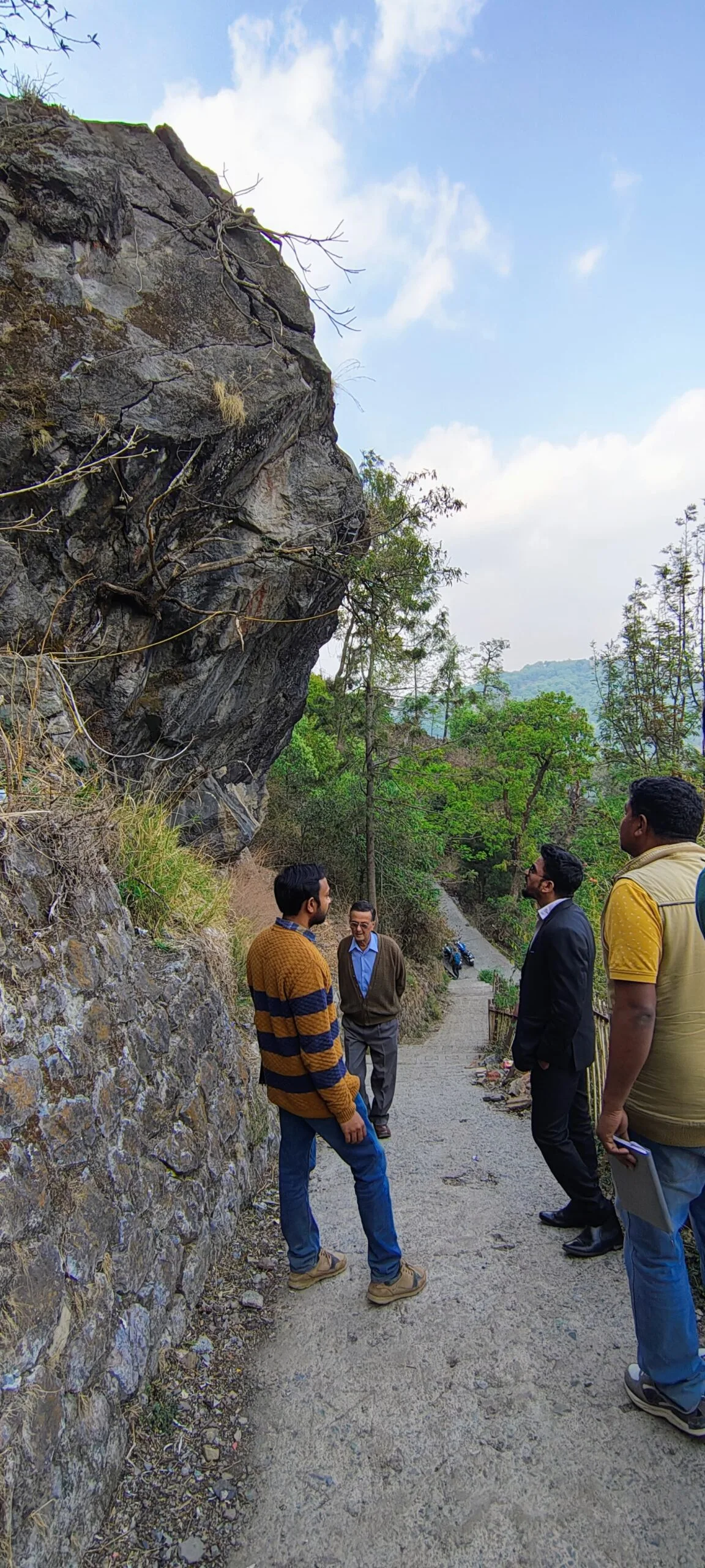 मानसून से पहले हटेगा कृष्णापुर रॉक, उपजिलाधिकारी ने दिए एक माह में कार्य पूर्ण करने के निर्देश