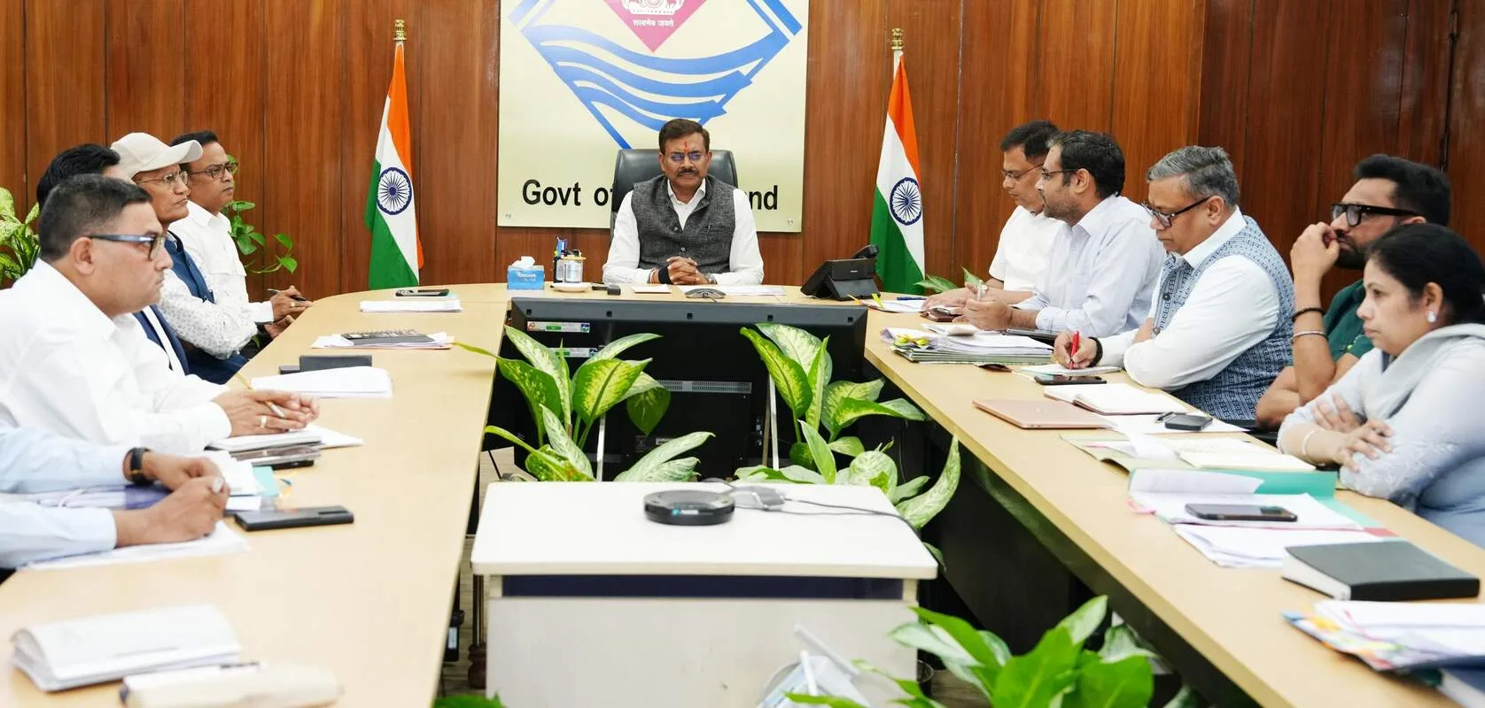 मुख्य सचिव आनन्द बर्द्धन ने शहरी विकास एवं सिंचाई विभाग के साथ बैठक की