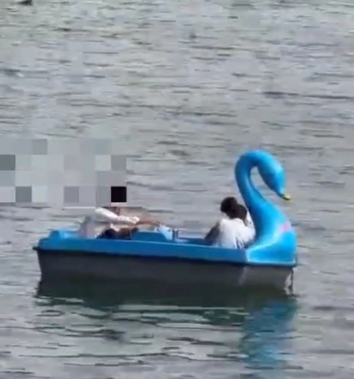 लाइफ जैकेट उतार नाव में बीयर पी रहे थे चार सैलानियों का हुआ चालान