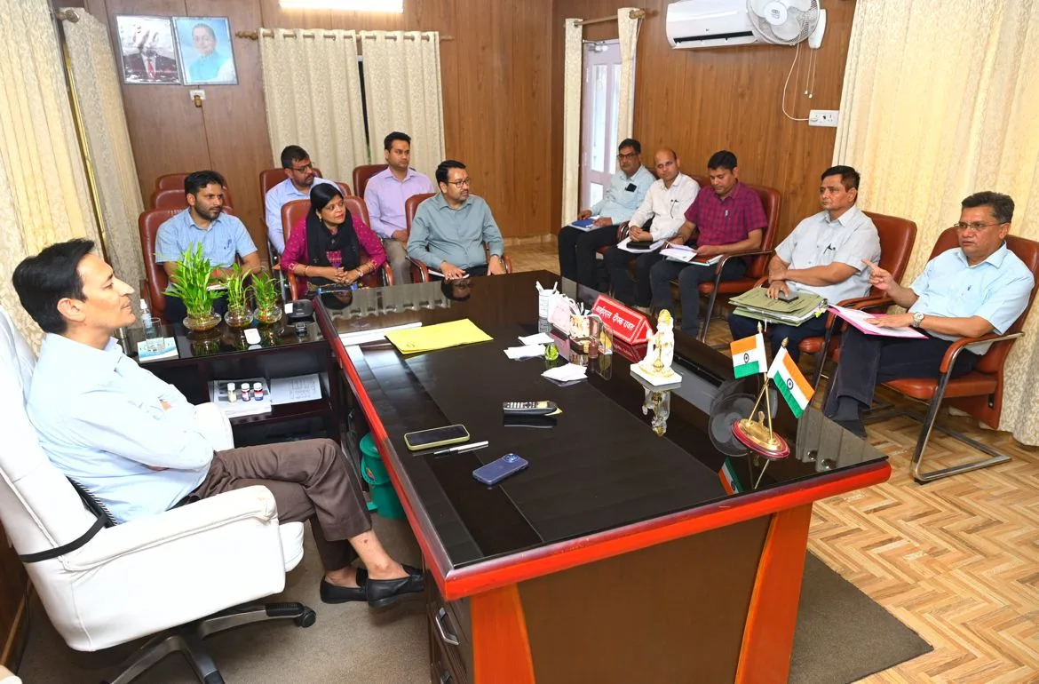 सड़क चौड़ीकरण में लापरवाही पर आयुक्त सख्त, एक हफ्ते में हटेंगी पेड़ों की जड़ें