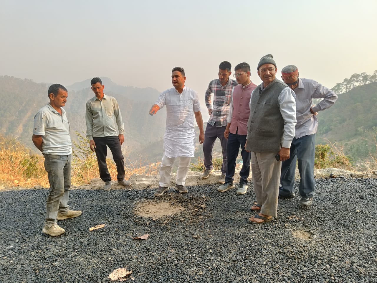 हाथ से उखड़ने लगा डामर, विधायक कैड़ा ने जताई नाराजगी