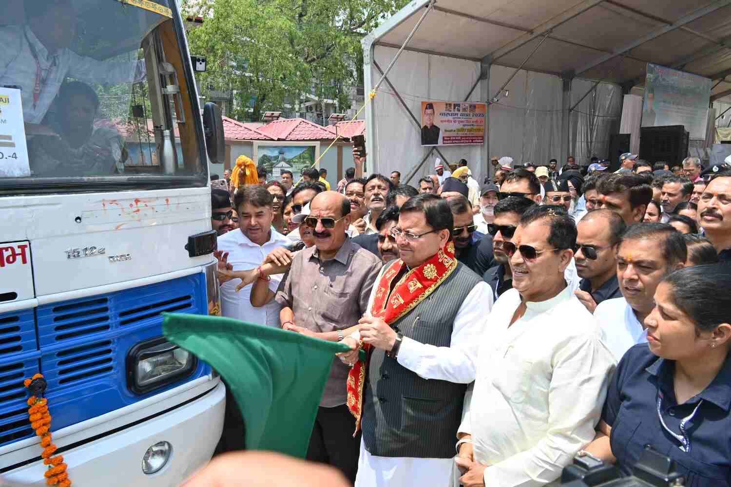 मुख्यमंत्री धामी ने चारधाम यात्रा पर जा रही 10 बसों को दिखाई हरी झंडी