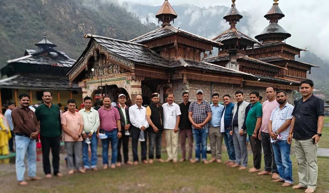 प्राथमिक शिक्षक संघ के नवनिर्वाचित जिलाध्यक्ष जयदेव राणा ने महासू देवता के मंदिर में की पूजा-अर्चना