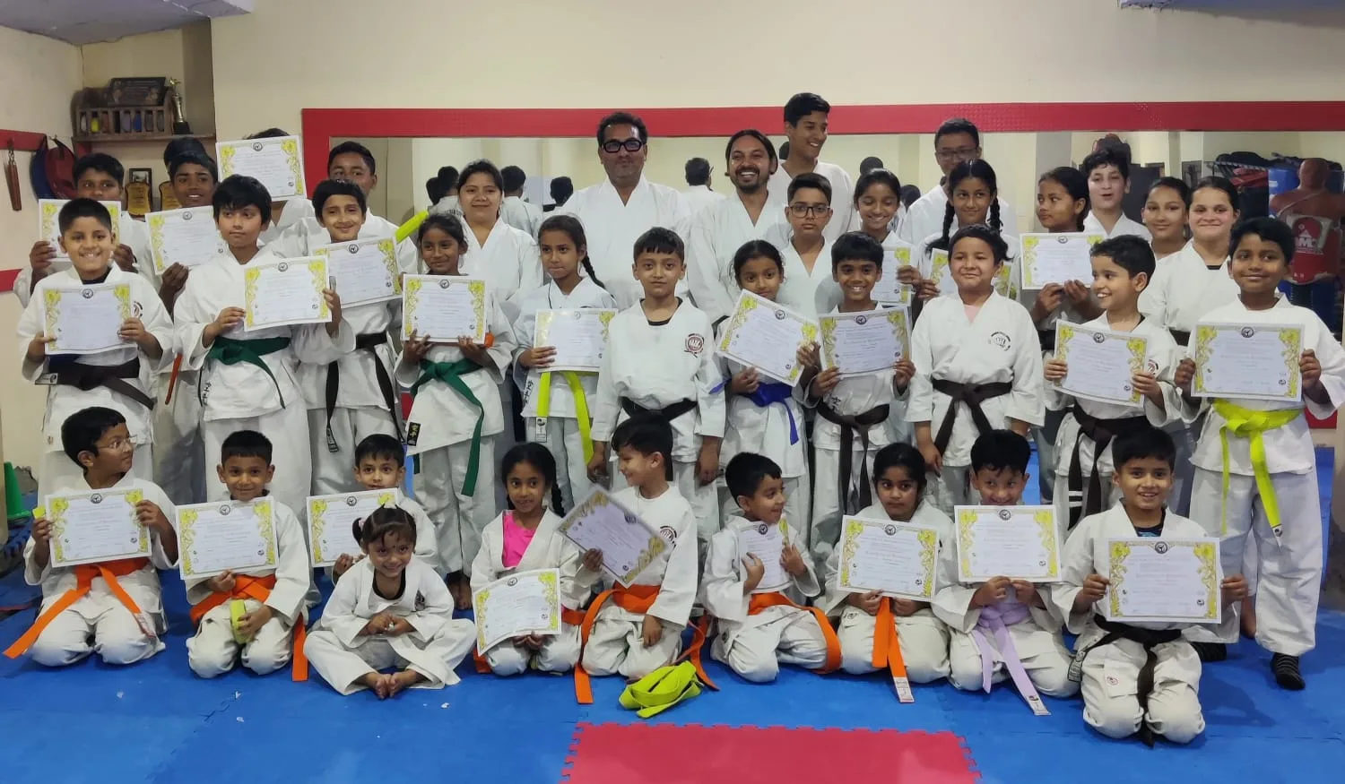 26 खिलाड़ियों ने कराटे में दिखाया दम, कलर बेल्ट हासिल कर बढ़ाया मान