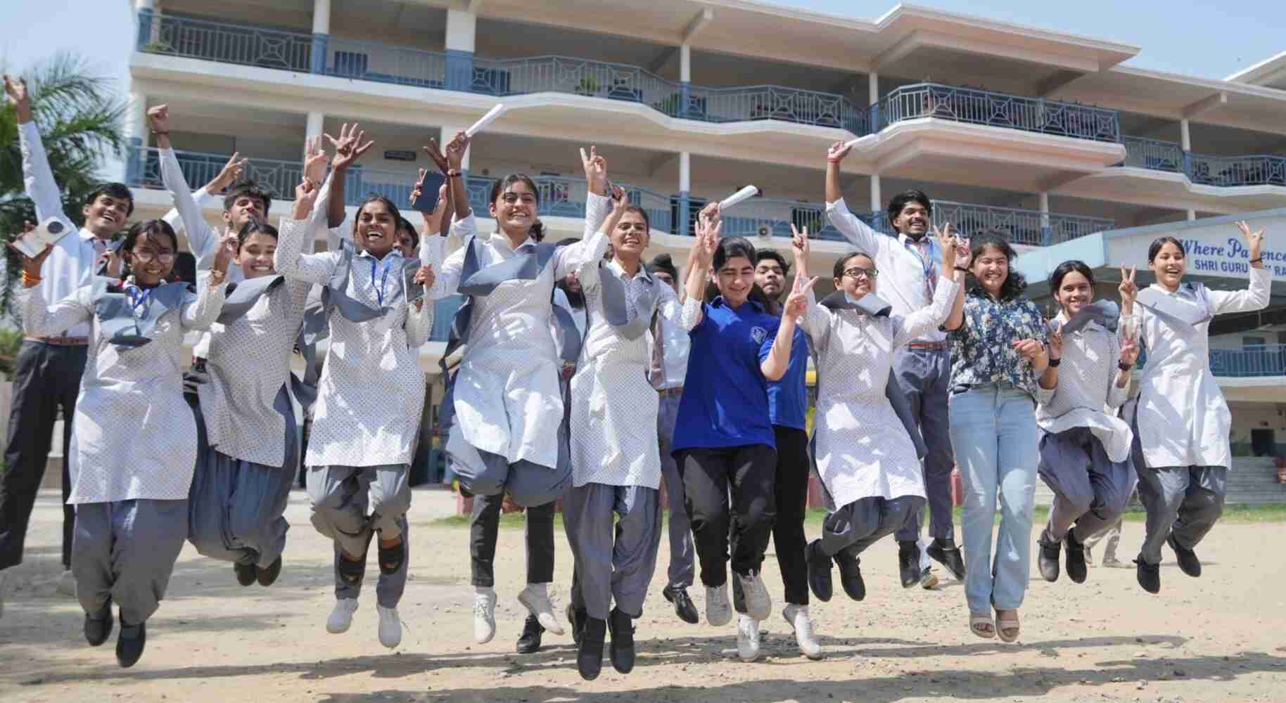 SGRRU एजुकेशन मिशन के छात्र-छात्राओं ने लहराया परचम