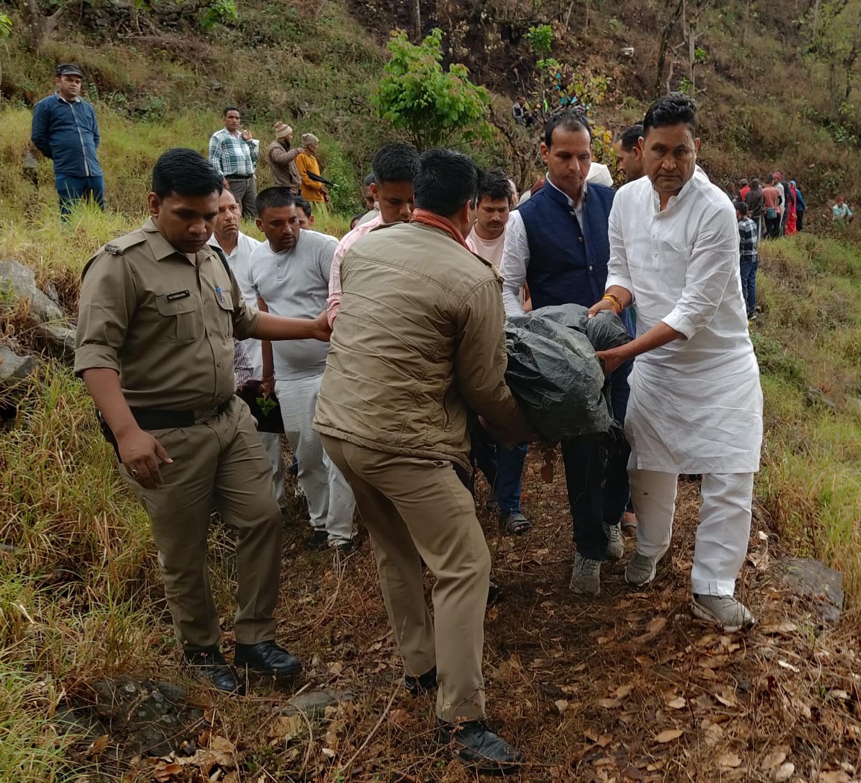 ओखलकांडा में खाई में गिरा बारात का वाहन चार की मौत