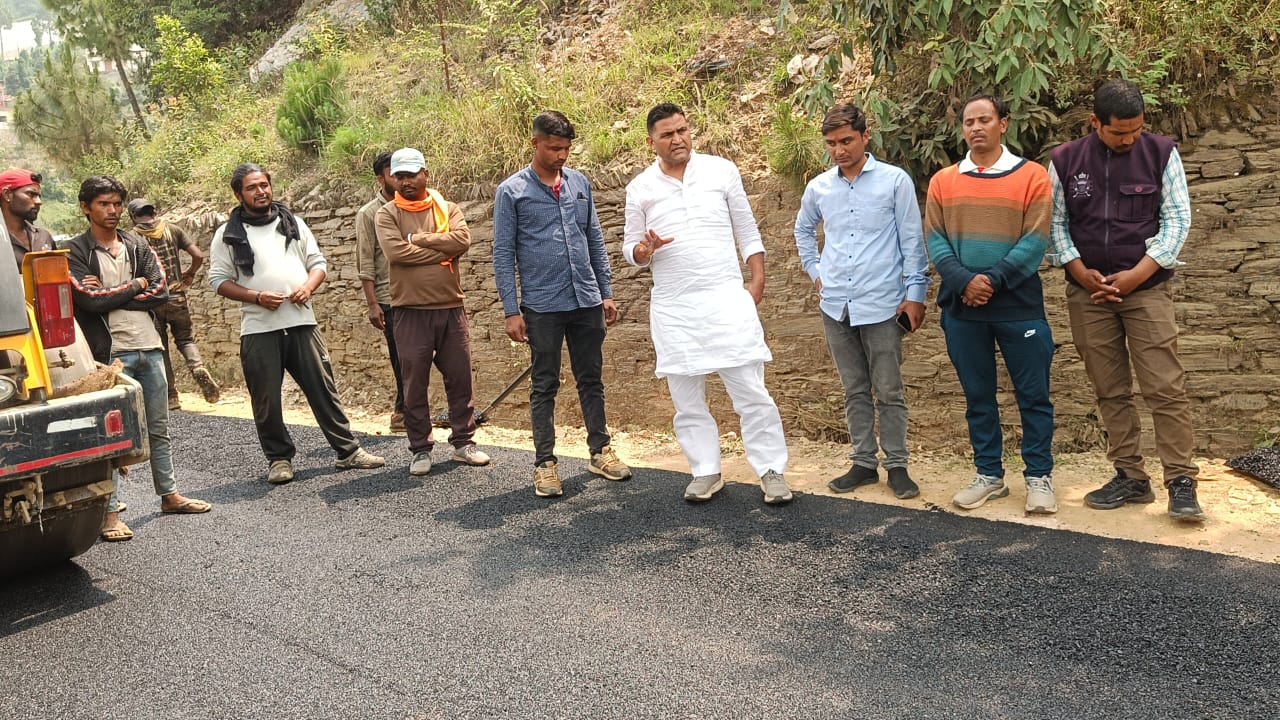 कसियालेख-सूपी मार्ग पर डामरीकरण कार्य का विधायक कैड़ा ने किया निरीक्षण