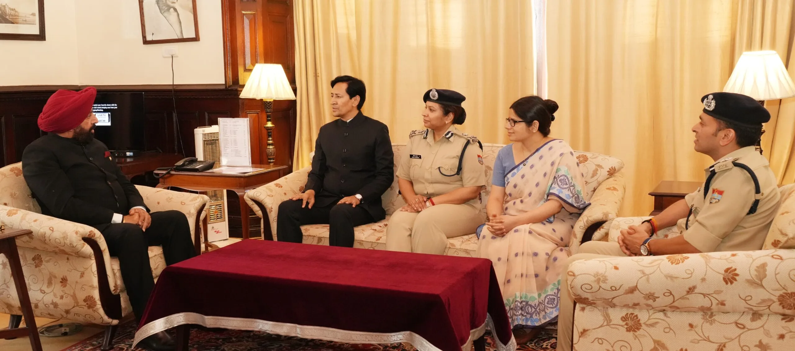 ग्रीष्मकालीन प्रवास पर नैनीताल पहुंचे राज्यपाल, मिला गार्ड ऑफ ऑनर